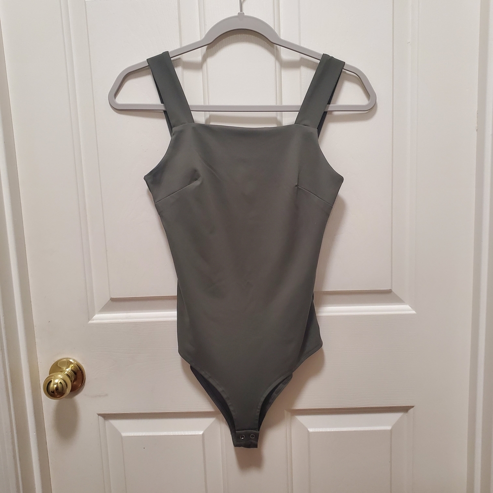 ReoRia Olive Green‎ Fitted Sleeveless Bodysuit - Picture 2 of 4